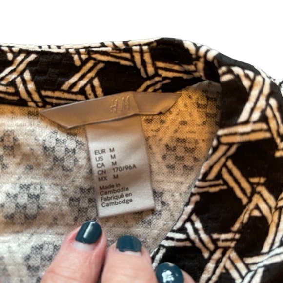 H&M Texturized Geometric Patterned Dress in Black and Blue-Size Medium - Picture 4 of 12